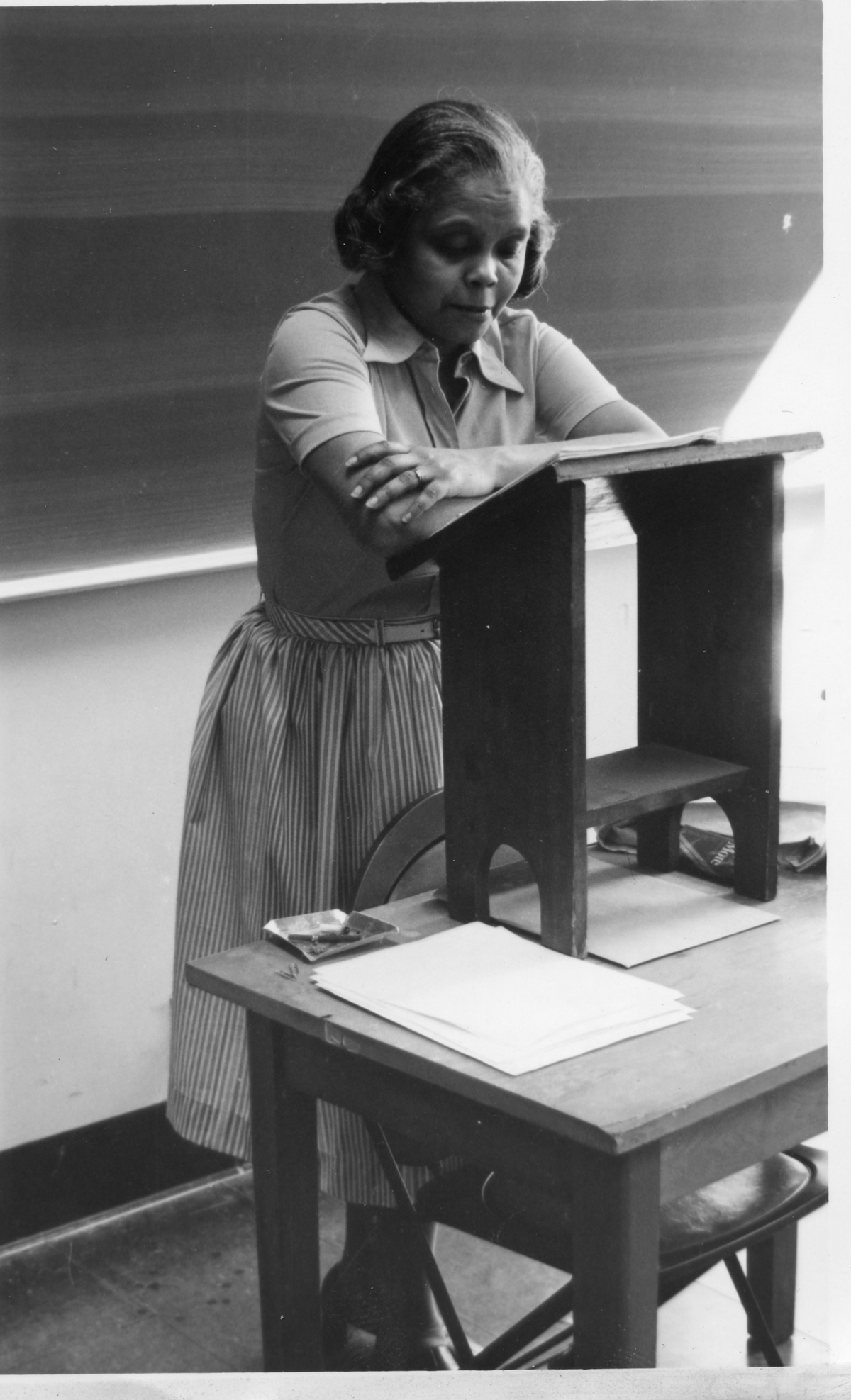 A black and white photo from the 1960s or 1970s of a woman ready to give a panel speech