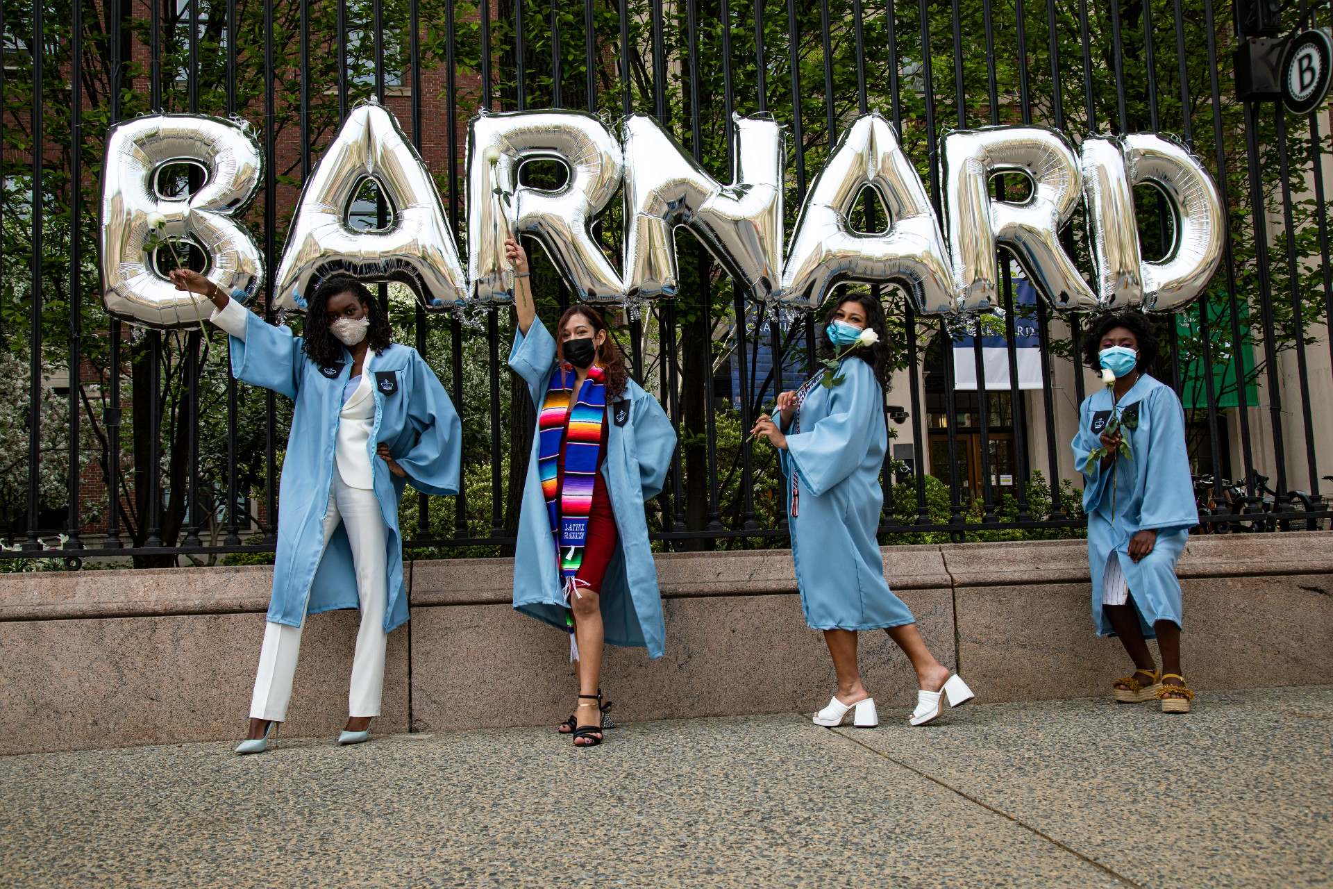 Grads in front of gates with Barnard spelled in balloons