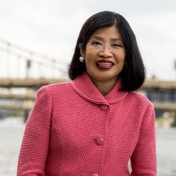 A headshot of Barnard College Board of Trustees Member Vivien Li