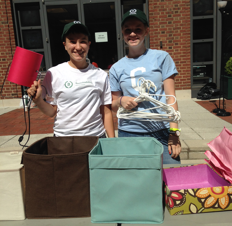 Students with items from campus Green Sale