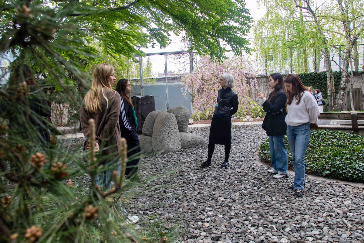 Anne-Higonnet-at-Nuguochi-Museum with students