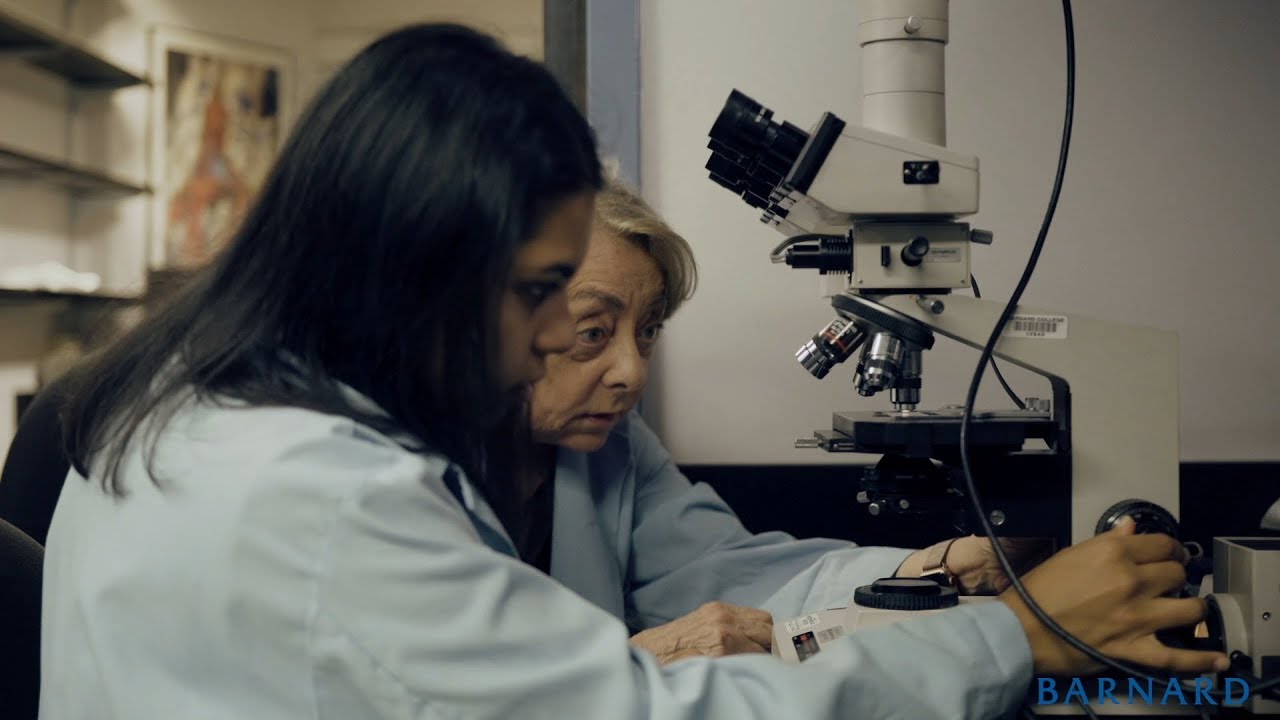 Professor Rae Silver in the lab with Shruti Varadarajan '19