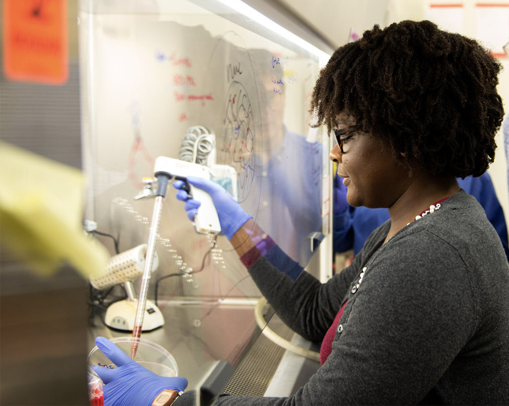 Woman working in lab.