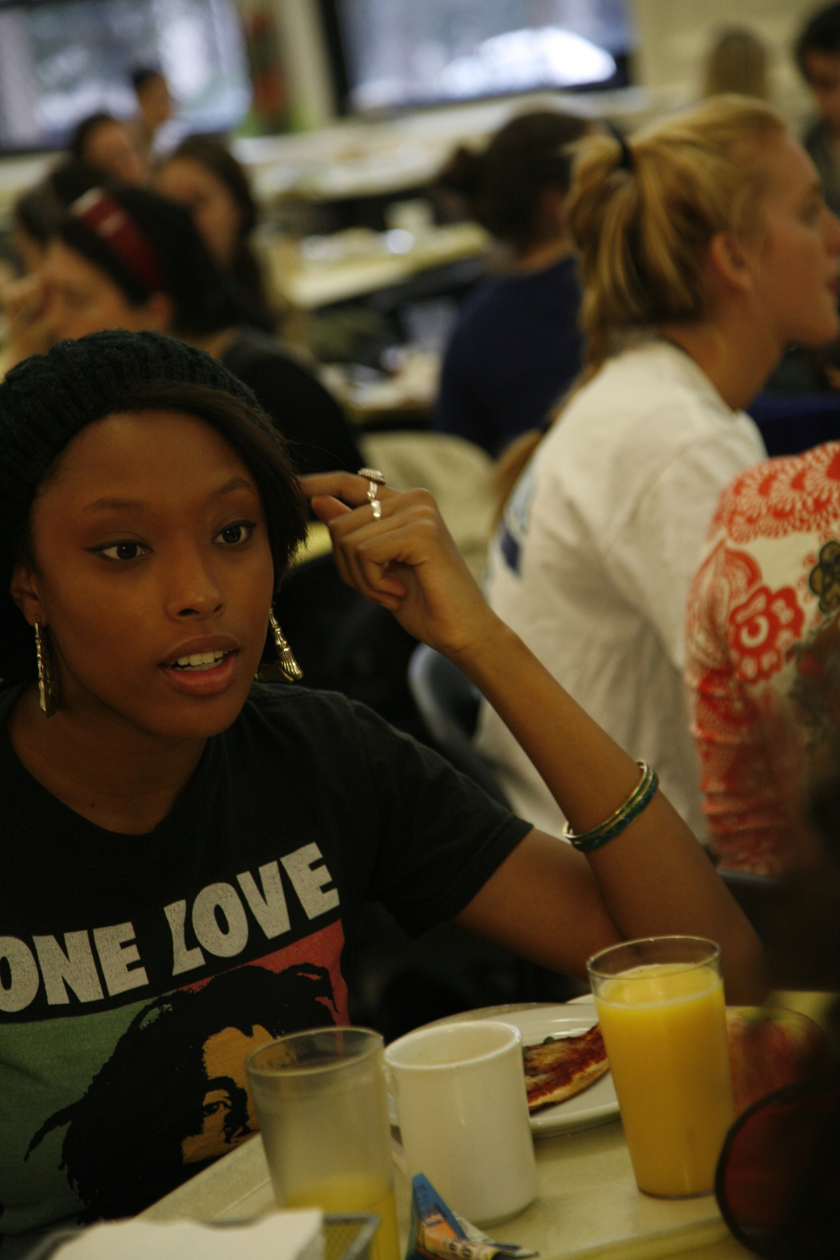 Students eating in Hewitt cafeteria