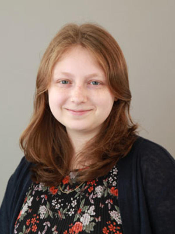 Headshot Zoe Ross