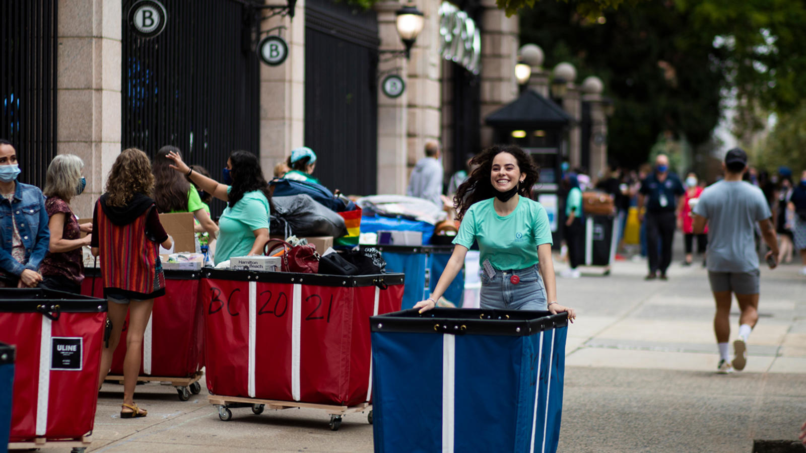 A students pushes a cart on move-in day 