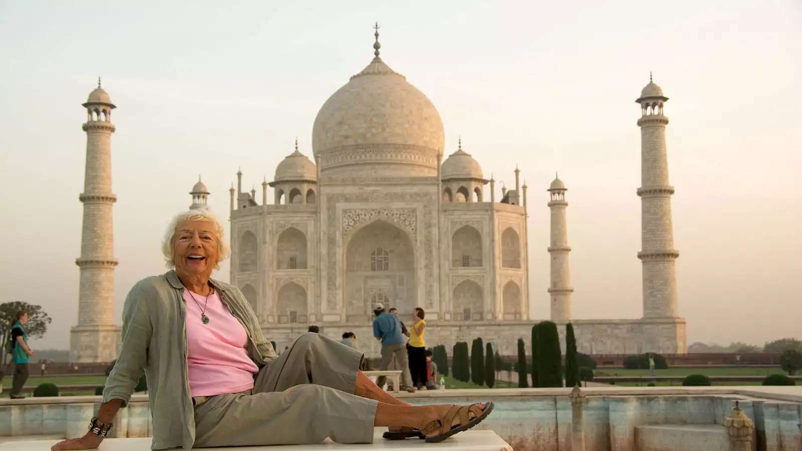 Fran Abramowitz ’48 in front of the Taj Mahal in Agra, India, in 2009