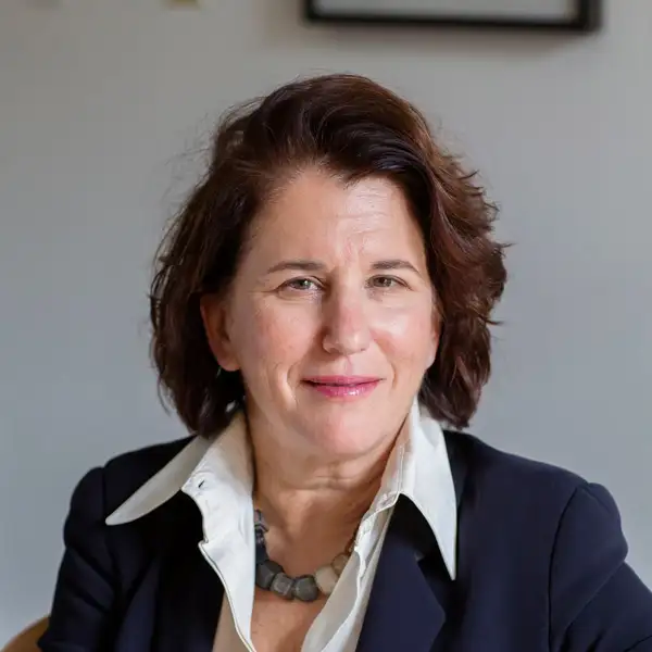 headshot photograph of Linda Bell