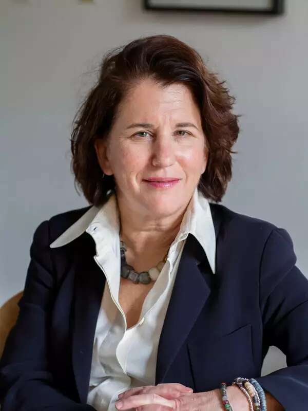 headshot photograph of Linda Bell
