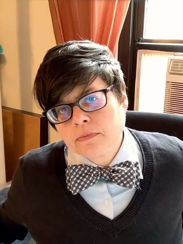 Photo of Karen Santos Da Silva in a office