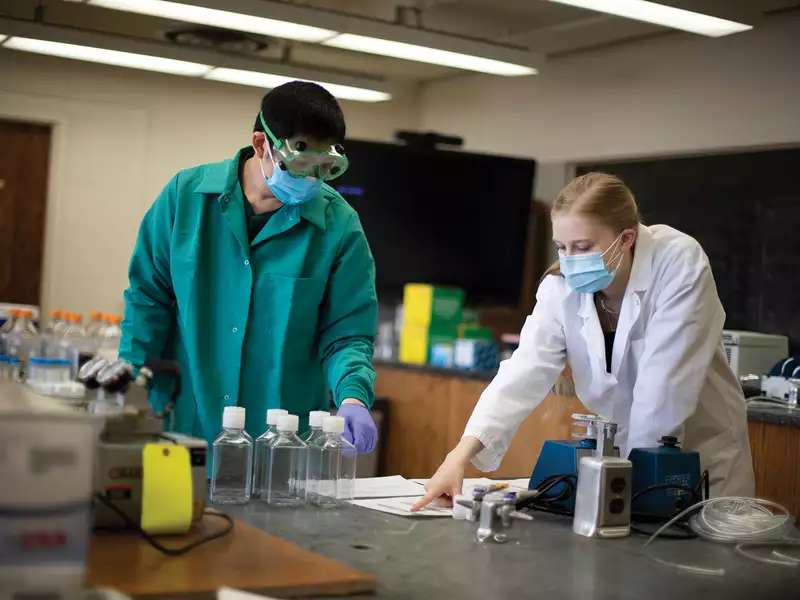 Professor JJ Miranda and Abigail Schreier ’21 analyze wastewater sample data.