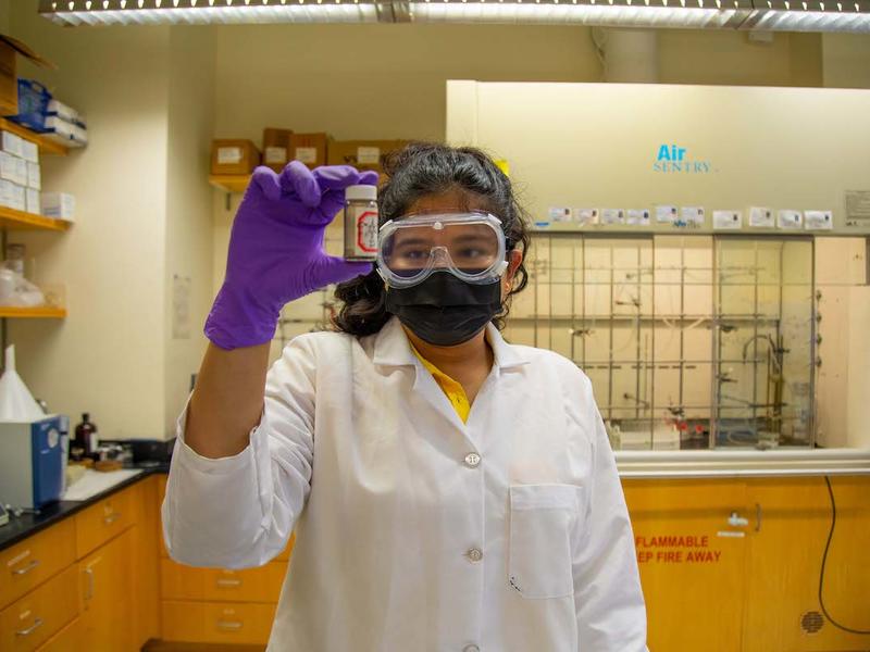Sheikh Jobayar ’24, who returned to SRI for a second year of chemistry research