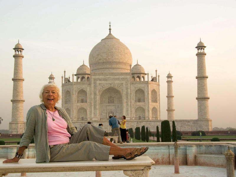 Fran Abramowitz ’48 in front of the Taj Mahal in Agra, India, in 2009