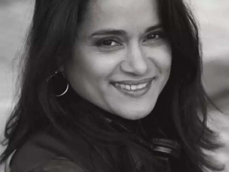 Indesign/fall 2012/veena Sud Headshot Bw Opt.jpg